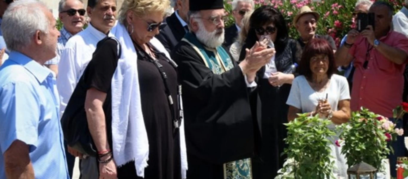 Η νέα εμφάνιση της Δήμητρας Λιάνη στο τρισάγιο του Α.Παπανδρέου (φωτό)